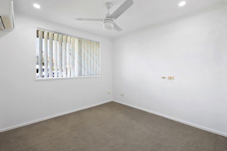HOME WITH POOL, SHED & OUTDOOR AREA, 2 MINUTES WALK TO BEACH - Photo 2