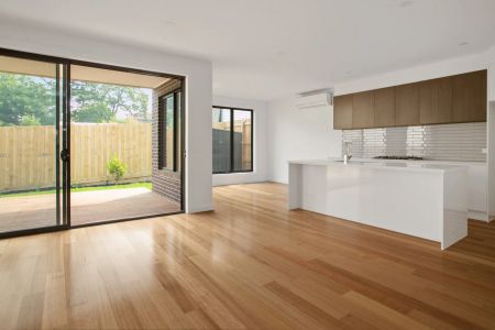 Modern 4 Bedroom Double Storey Townhouse In The Mt Waverley School Zone !! - Photo 2