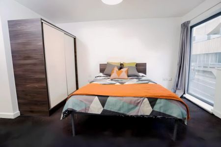 Large En-suite - Photo 5