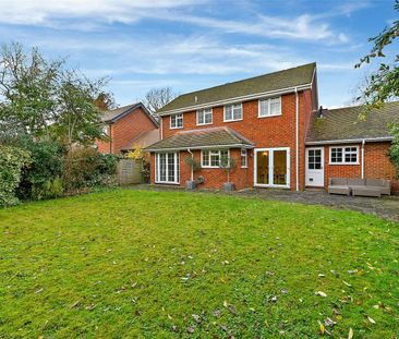 A detached family home on the sought after Tudor Park with a mature... - Photo 2