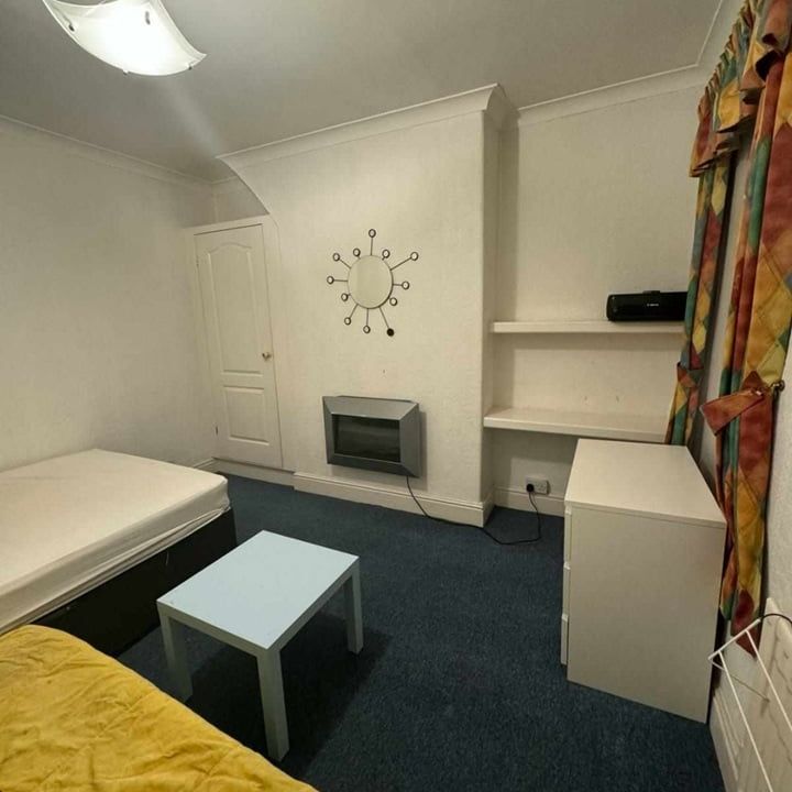 Room in a Shared House, Liverpool, L13 - Photo 1