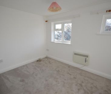 2 bedroom end of terrace house to rent - Photo 3