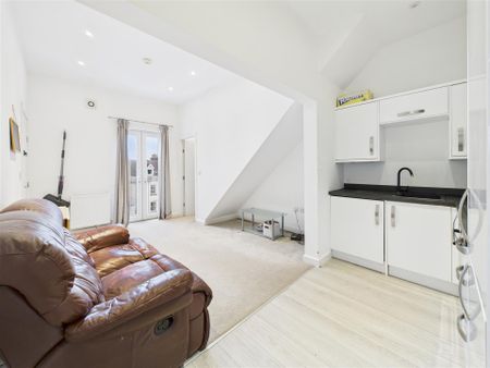 2 bedroom Flat to rent - Photo 4