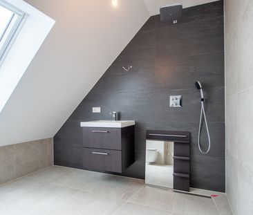 Modernes Wohnen im Dachgeschoss – Neubau mit Kamin und großem Balkon - Foto 4