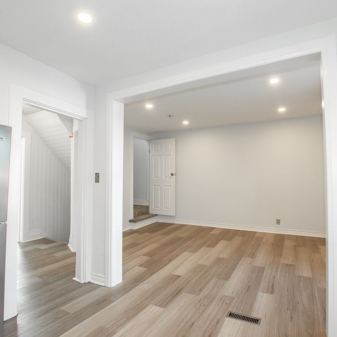 204 Sanford Ave S, Hamilton - All Inclusive 2 Bedroom Apartment - Photo 1