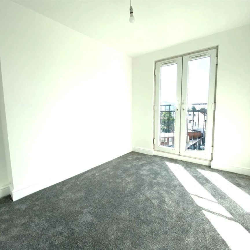 5 bed terraced house to rent in Wakemans Hill Avenue, London, NW9 - Photo 1