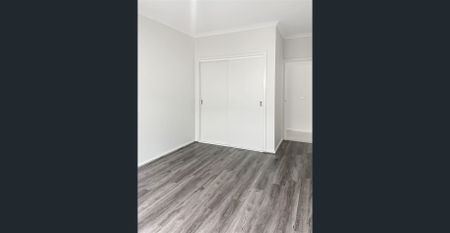 Contemporary Family Living in Greenvale! - Photo 4