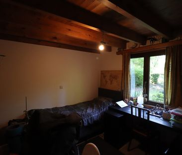 Een weekendverblijf met verdieping en met terras, carport en tuin. - Foto 4