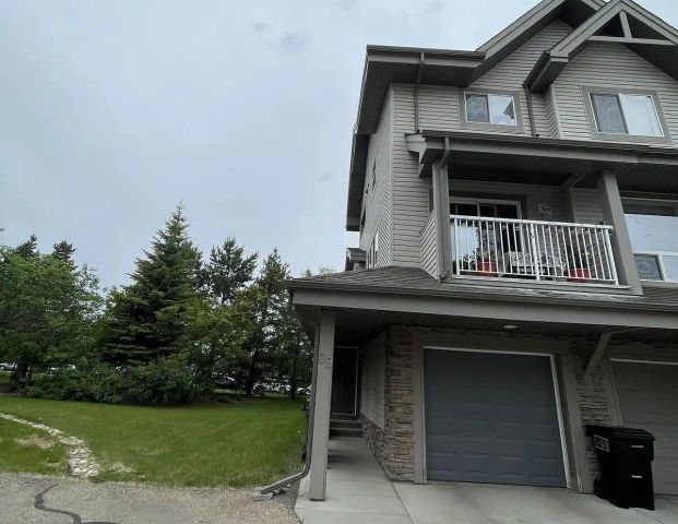 2 bedroom+den and 1.5 bath in rutherford near to public and Catholic school — 2 Bedrooms+ Den Townhouse - Photo 1