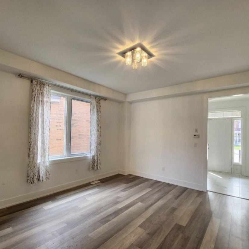 For Lease - 9 Acacia Court, East Gwillimbury, Ontario - Photo 1