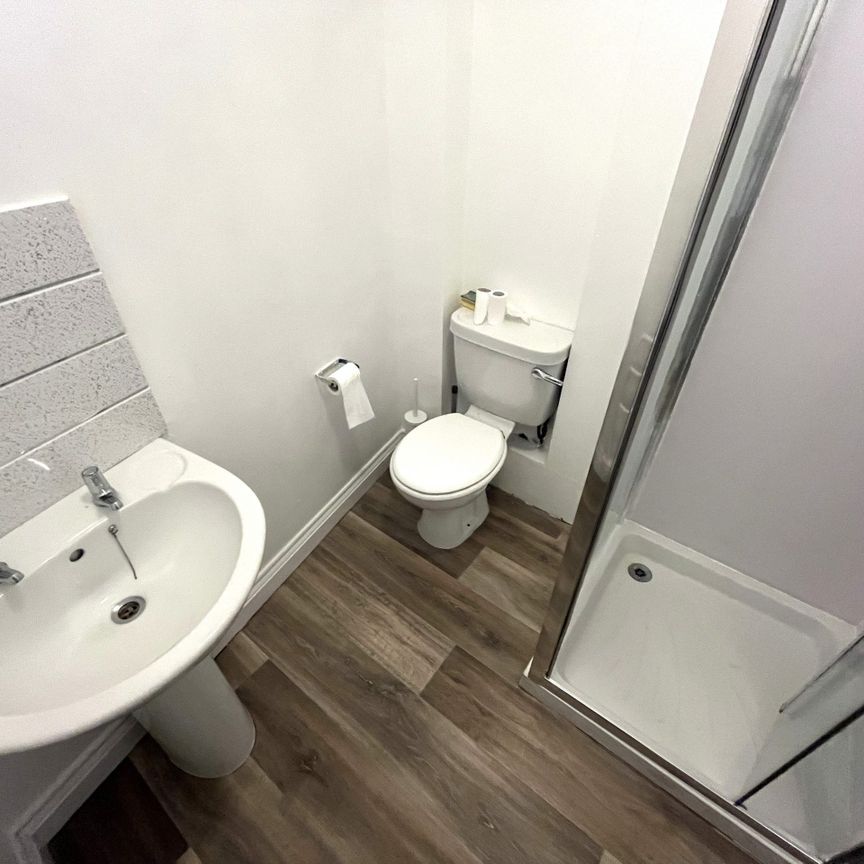 Recently refurbished two bedroom flat - Photo 1