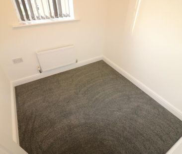 3 bedroom end of terrace house to rent - Photo 2