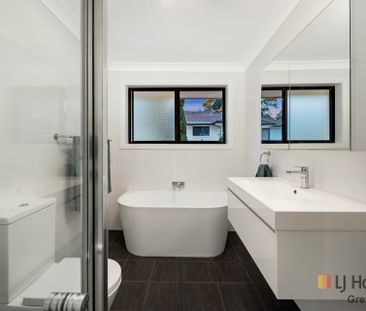 SPACIOUS 4 BEDROOM TOWNHOUSE - Photo 4