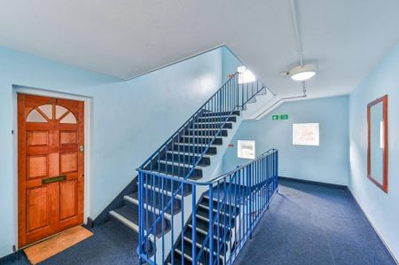 3 bedroom flat to rent - Photo 2