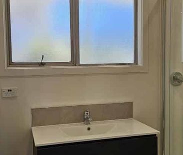 Warm, modern & spacious – your new Lansdowne home - Photo 4