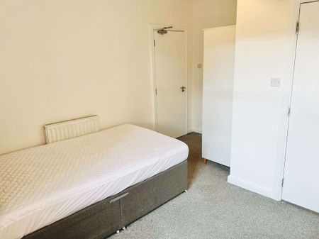 ⭐ Executive En-Suite 3 mins to Salford Royal - Photo 2