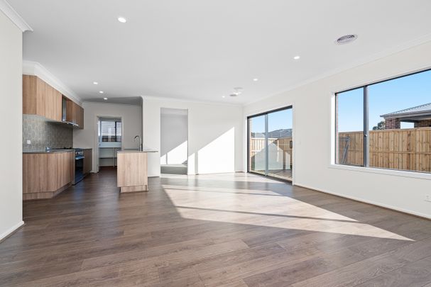 Modern & Spacious Family Home - Photo 1