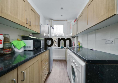 3 bedroom flat to rent - Photo 4