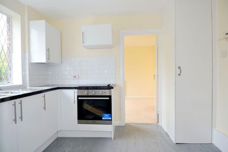 3 bedroom flat to rent - Photo 2