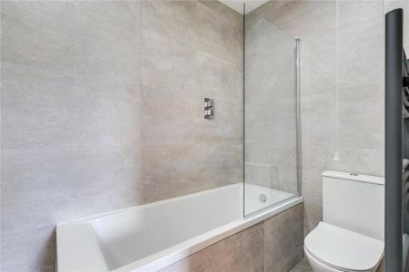 4 bedroom flat in London - Photo 2