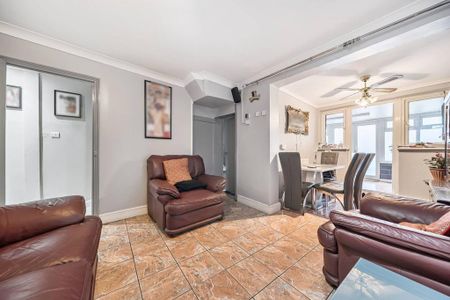 4 bedroom terraced house to rent - Photo 3