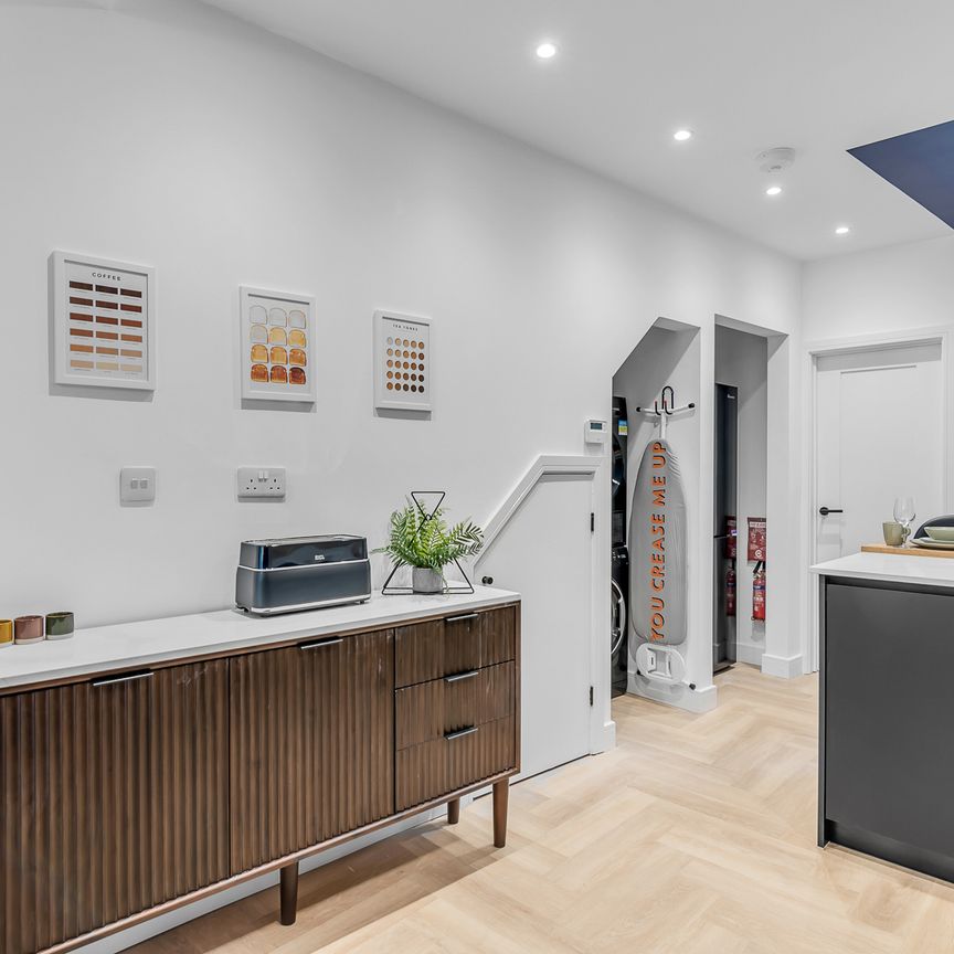 6 bedroom house to rent Hitchin Road, Luton, Bedfordshire, LU2 - Photo 1