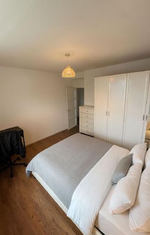 4 bedroom flat share to rent - Photo 4