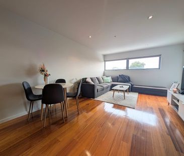 Light filled apartment with spacious balcony - Photo 1