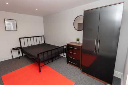 6 bedroom semi-detached house to rent - Photo 3