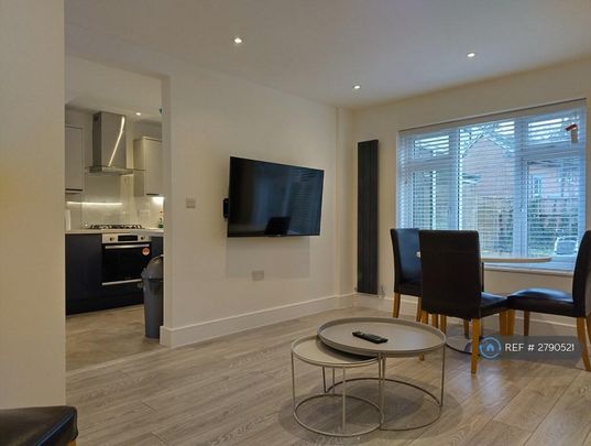 4 bedroom terraced house to rent - Photo 1