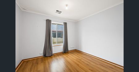 Bright & Welcoming Villa Near Shops and Beaches - Photo 3