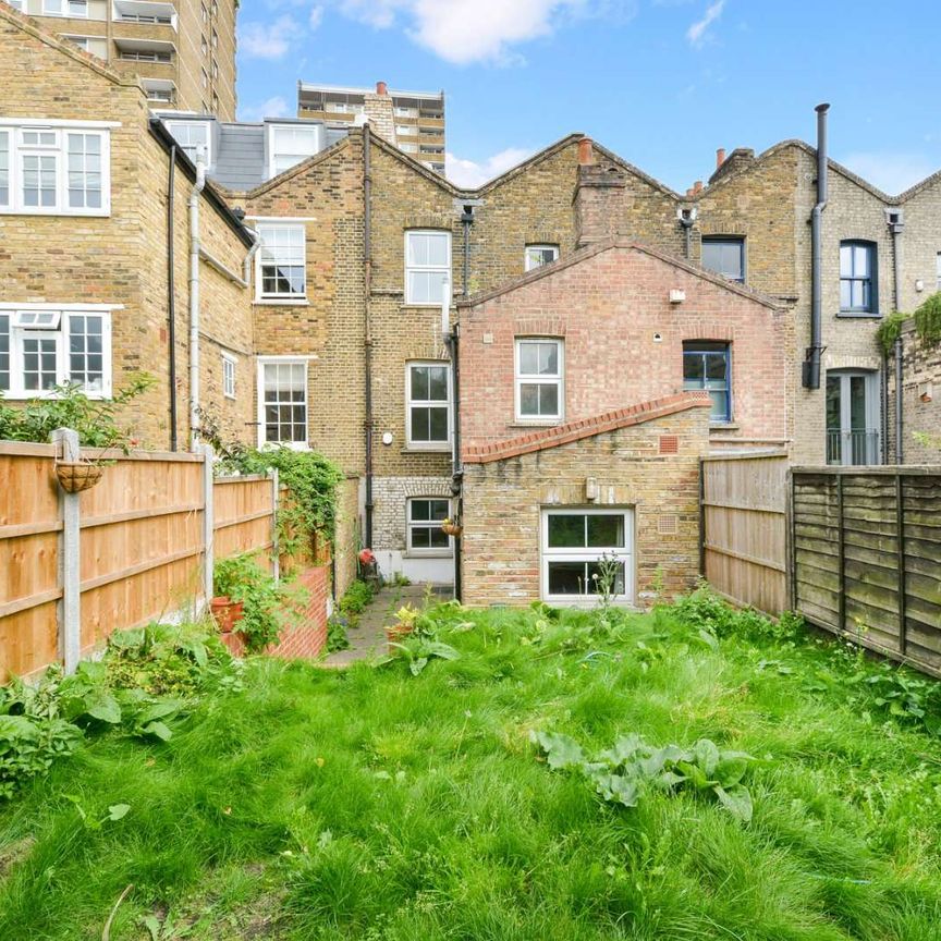 Large five bedroom period house in the popular Chisenhale conservation area. - Photo 1