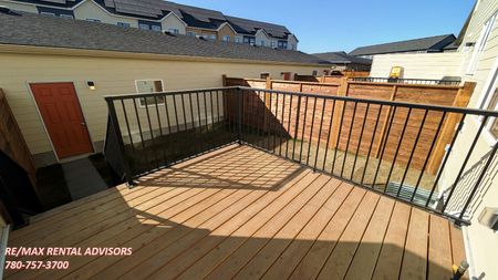 BRAND NEW 3 BED, 2.5 BATH 2 STOREY TOWNHOUSE W/A DOUBLE DETACHED GARAGE IN THE COMMUNITY OF SOUTH SHORE CHESTERMERE - Photo 2