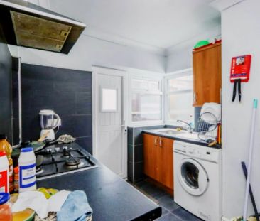 Explosive Double Bedroom close to Lowfields Park - Photo 6