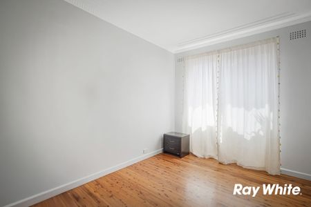 READY TO MOVE IN Three Bedroom Family Home With Oversized Backyard! - Photo 3