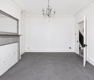Terraced House to rent - Old Road West, Gravesend, DA11 - Photo 2