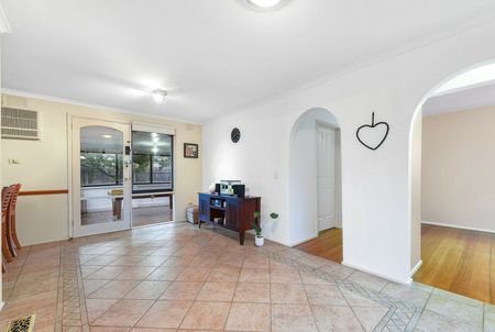 Comfortable Family Living in a Quiet Court Setting - Photo 3