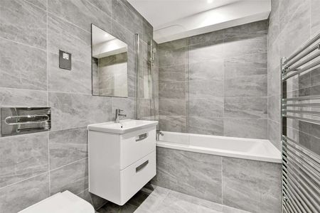 A modern three storey town house with wonderful roof terrace in the heart of Windsor Town. - Photo 5