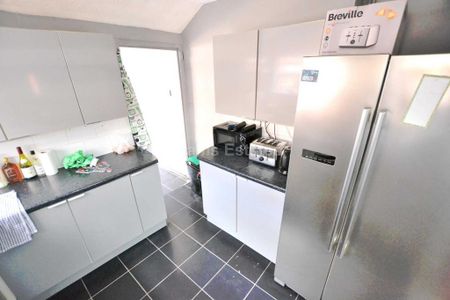 6 bedroom terraced house to rent - Photo 2