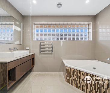 Spacious and Modern Family Home - Photo 3