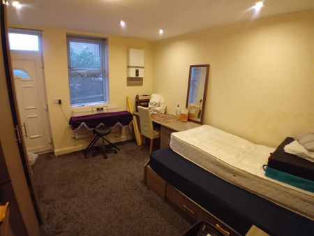 6 Bed - 72 Chapel Lane, Headingley, Leeds - LS6 3BW - Student - Photo 2