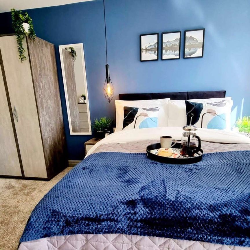 Choose your vibe from 6 incredible suites in this stunning new house share. 😎 Room 5 - Photo 1