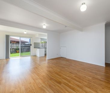 SPACIOUS TOWNHOUSE IN THE HEART OF SOUTHPORT - Photo 2