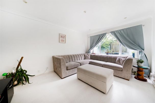 5 bedroom house - detached - Photo 1