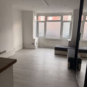 1 Bed Flat, Clarendon Road, LU2 - Photo 2