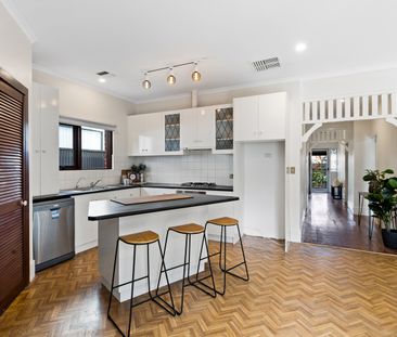 Open the Door to Grand Family Living in Prestigious St Peters - Photo 2