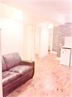 3 Bed Flat, Girdwood Road, SW18 - Photo 2