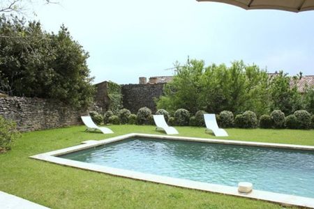 A louer, villa de prestige au centre du village de Gordes, pour 6 personnes, avec piscine et jardin - Photo 3