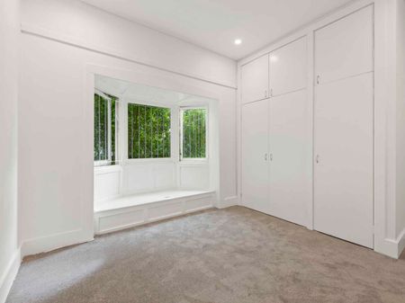 3 Bedroom Sun-Drenched Entire Floor Apartment - Photo 3