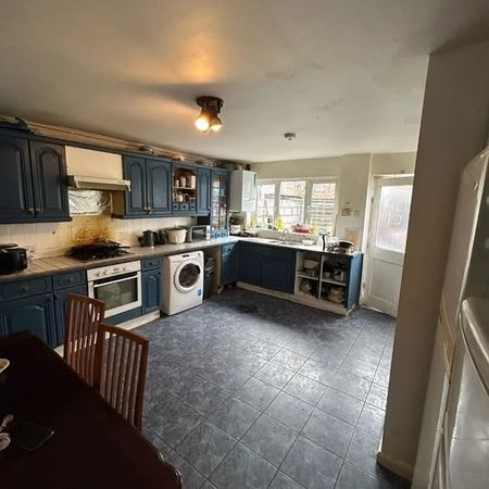 Room in a Shared House, Clifford Road, E16 - Photo 3